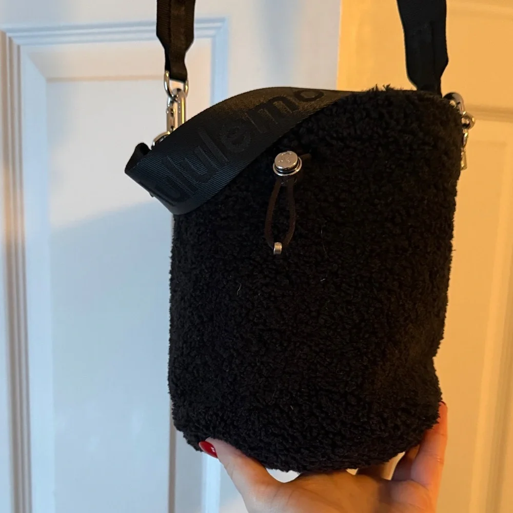 Lululemon Crossbody Fleece Bucket Bag 2.5L - Picture 5 of 8